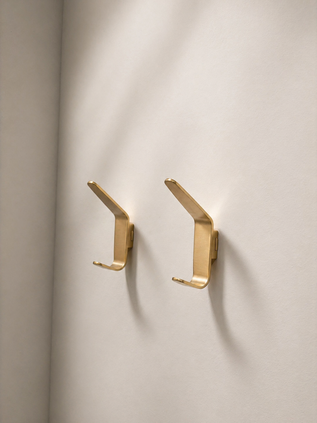 Storage and organization collection – Umbra coat hooks, wall shelves, jewellery organizers and bathroom storage in modern designs